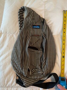 Kavu Houndstooth Sling Pack - Black & White Pattern